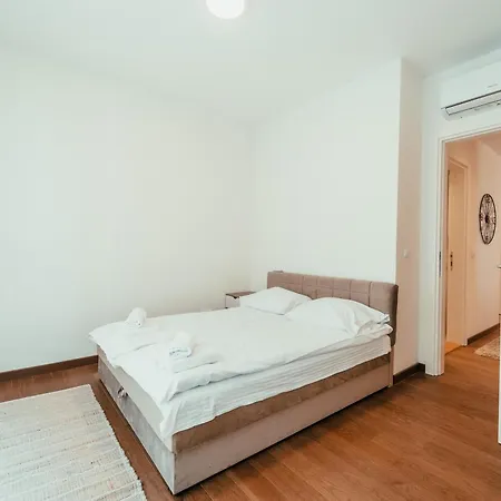 Waterfront Pearl Apartament *